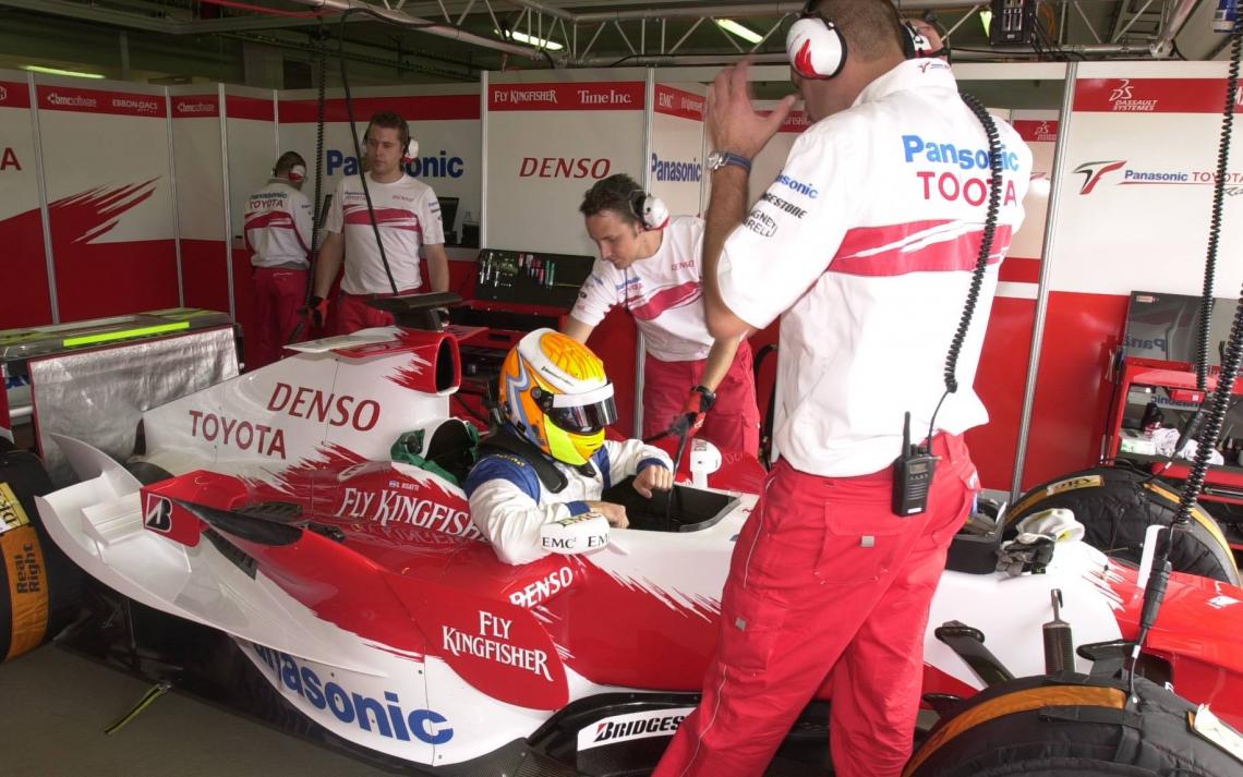 Caito arriba del Toyota de F-1. Ya pasaron diez años...