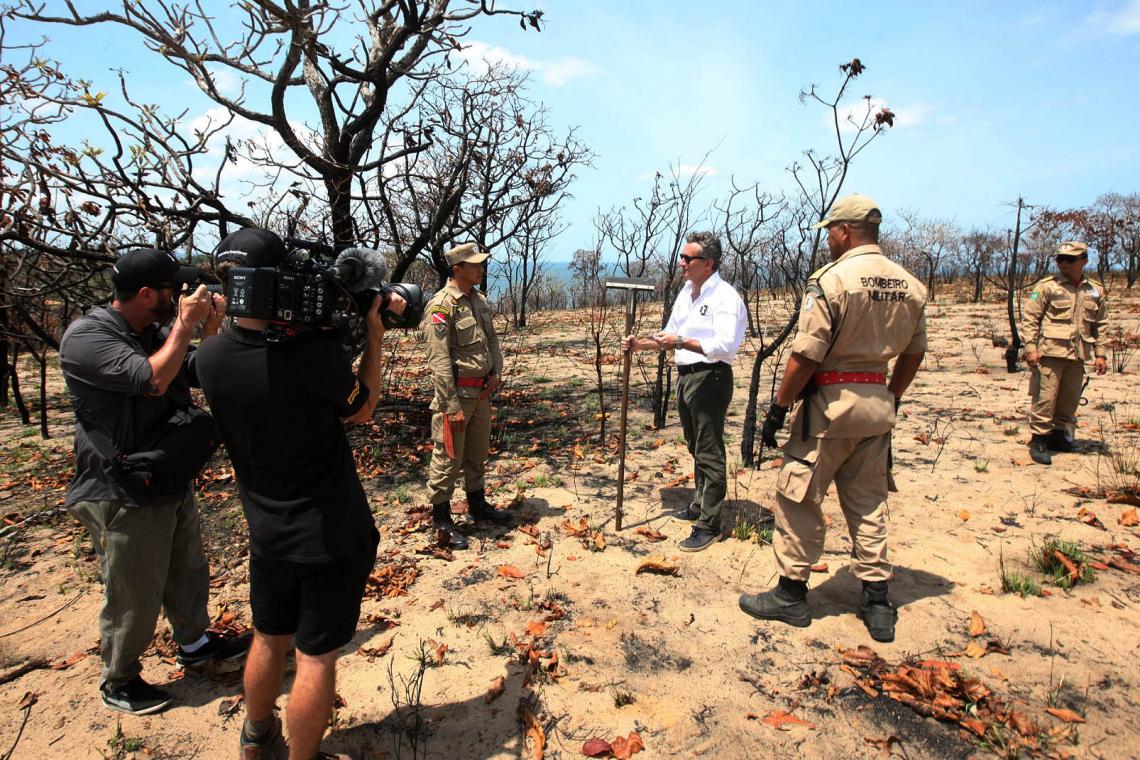 Alejandro Agag (de camisa blanca), junto a los bomberos que combaten los incendios.