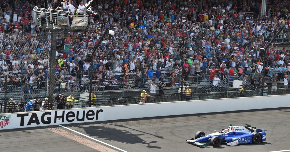Sato cruzó primero la famosa Brickyard.