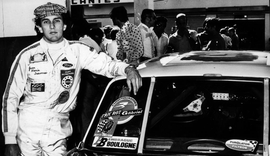 Un joven Traverso junto a su Ford oficial.