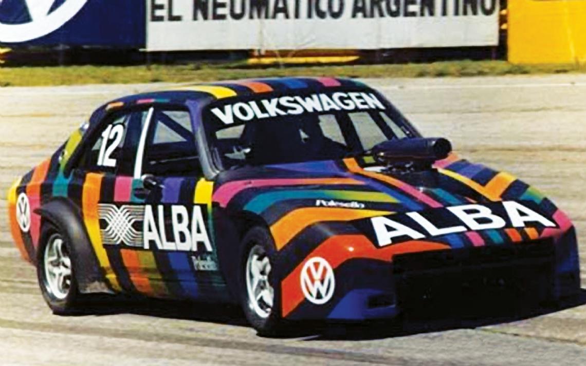 El famoso y recordado Volkswagen 1500 multicolor de TC 2000. Aquí en Balcarce, en 1988. 